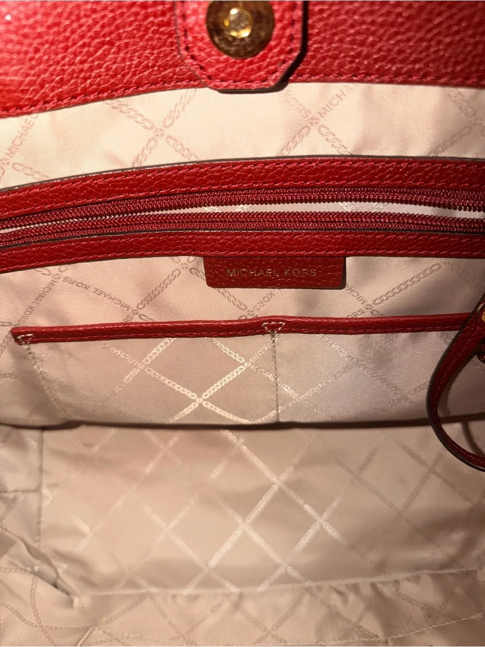 Beautiful Like New !! MICHAEL KORS Bedford Legacy